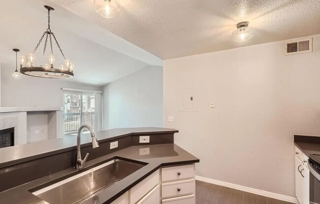 Building Photo - Updated 2 bedroom, 2 bath condo - Available now!