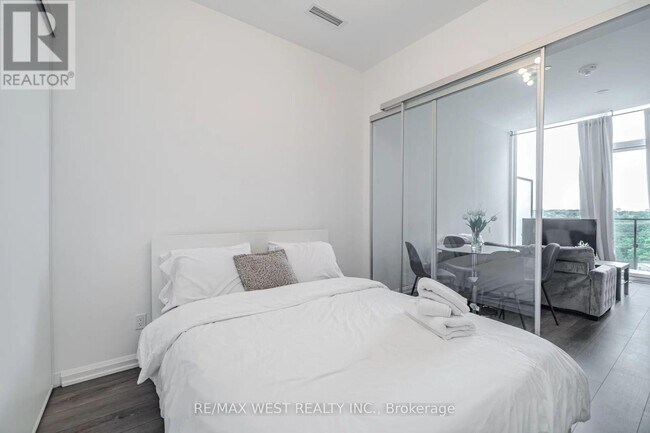 Photo du bâtiment - 4208 Dundas St W