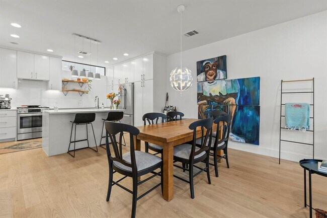Foto del edificio - 3406 E 17th St