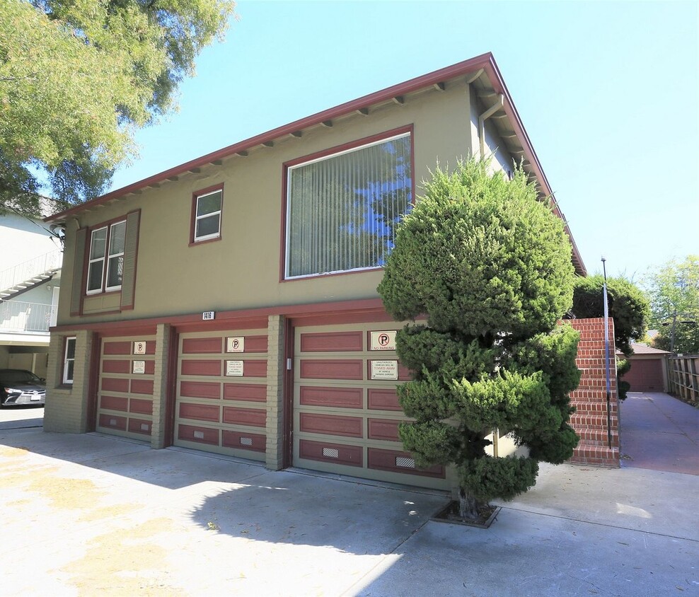 Primary Photo - Second floor 1 bed/1 bath unit in Burlinga...