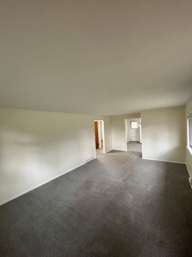 Building Photo - Remodeled Duplex Just Minutes from Old Tow...