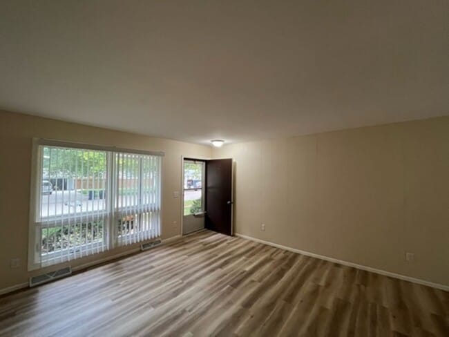 Building Photo - &#39;093