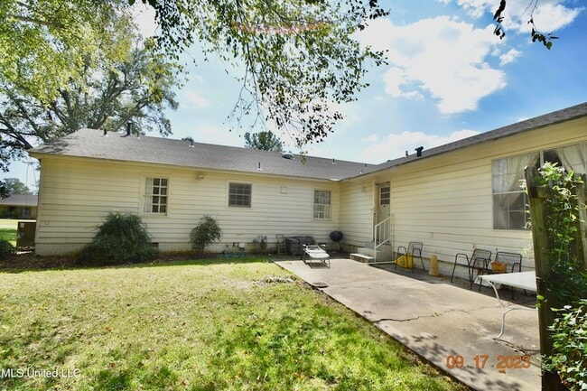 Building Photo - 501 Macarthur Ave