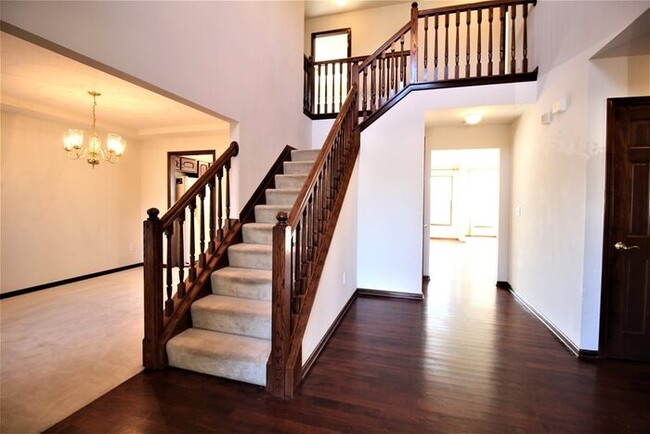 Building Photo - 5147 St Laurent Dr