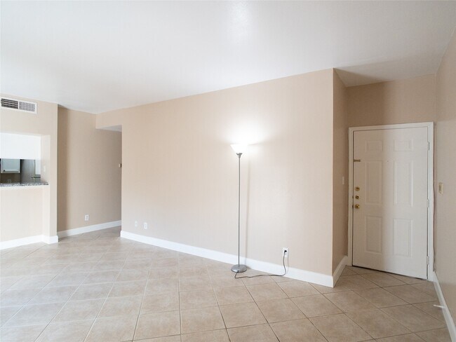 Foto del edificio - 6500 Harbor Town Dr