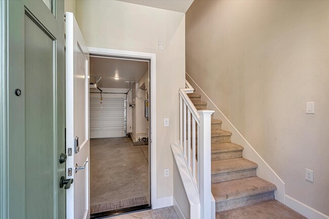 Building Photo - 389 Basswood Common