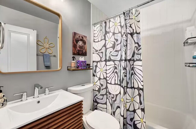 Foto del edificio - Spacious 3-Bed, 2-Bath Home in Denver