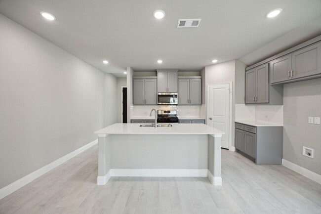 Building Photo - Prime Location Available First of November