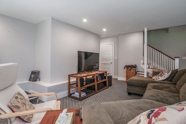 Building Photo - 31 Maple Ave