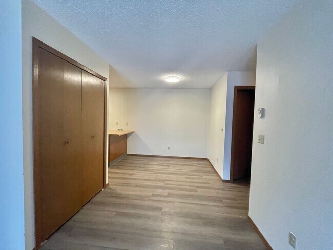 Building Photo - Come check out this 2 bed, 2 bath 4-plex u...