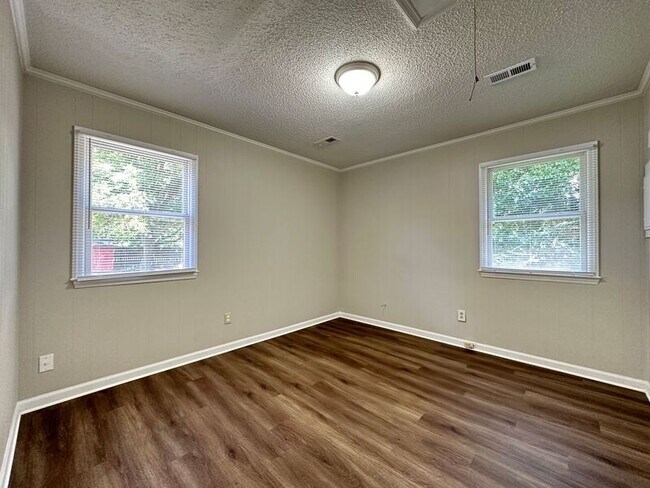 Foto del edificio - 327 E Parker St