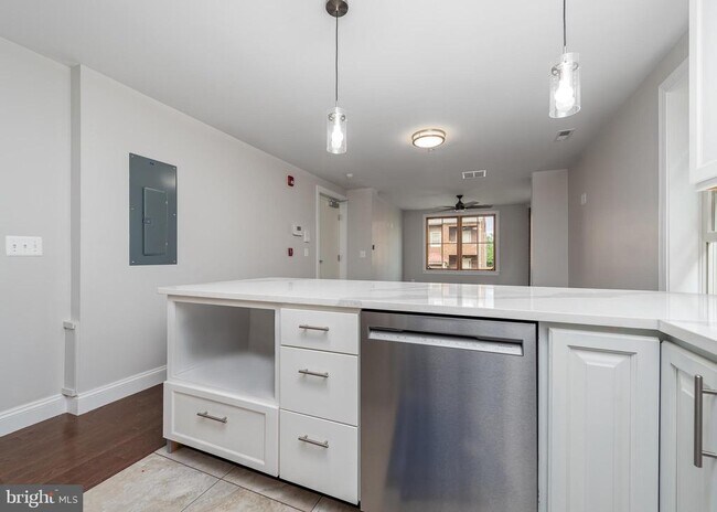 Building Photo - 2438 Callow Ave