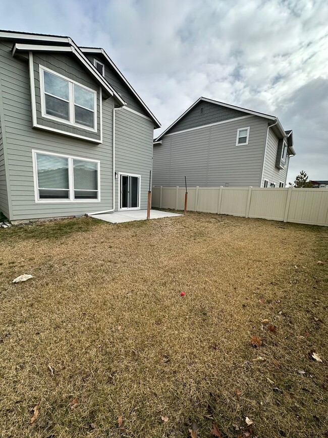 Building Photo - Three bedroom, 2 1/2 bath two-story Home m...