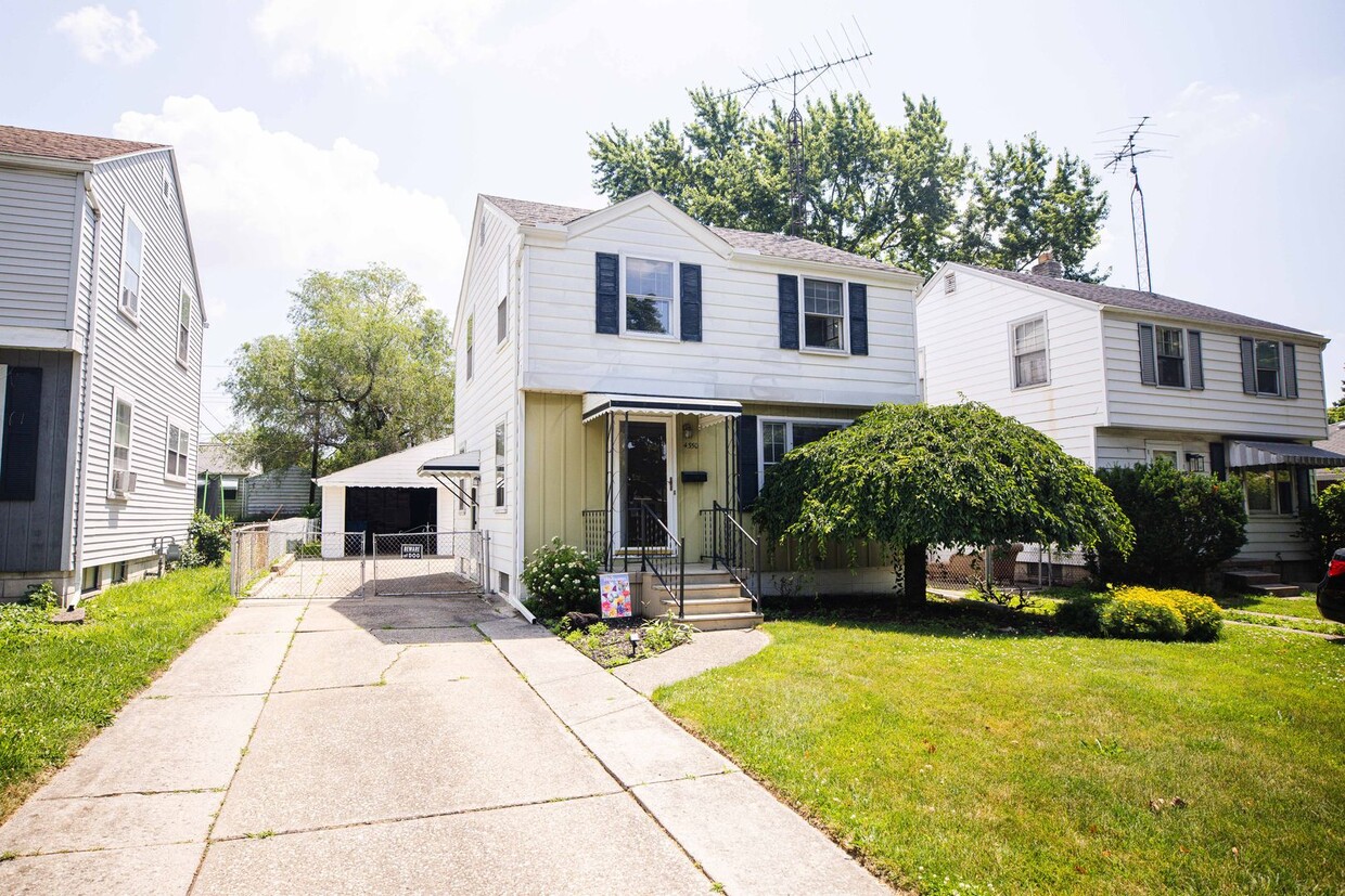 Primary Photo - Beautiful traditional three bedroom two st...