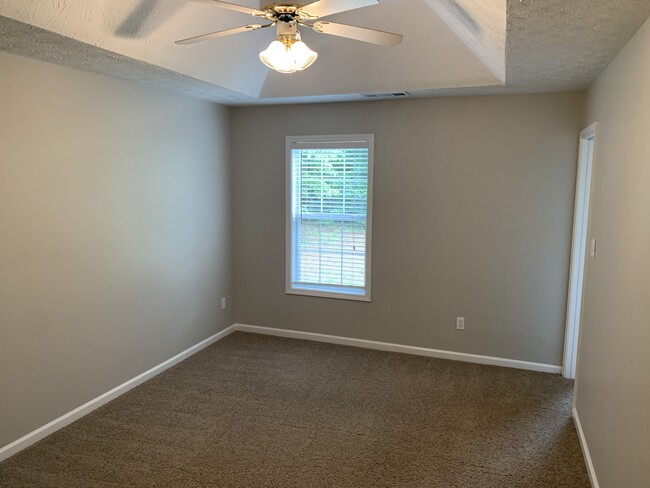 Guest bedroom - 130 Saddlebrook Way