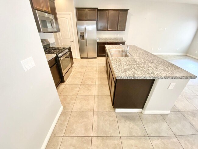 Foto del edificio - STUNNING 3 BEDROOM 2.5 BATH NEAR RHODES RA...