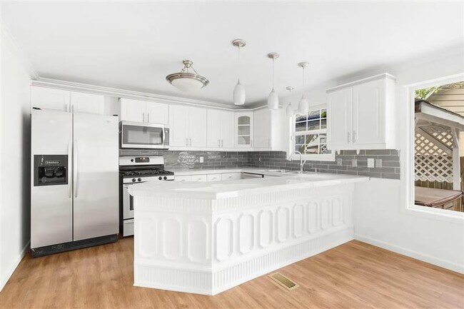 Building Photo - Beautifully updated and lovingly maintaine...