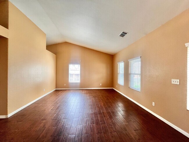 Foto del edificio - Charming 4-Bedroom, 2-Bath Home on a Corne...