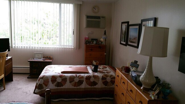 Building Photo - 2222 S Stewart Ave