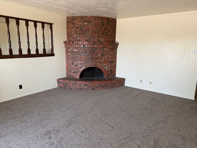Foto del edificio - Great location.  4 Br, 1 3/4 Ba, 2 living areas, spacious yard.