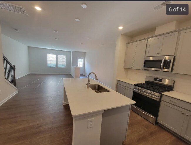 Foto del edificio - 15620 Country House St