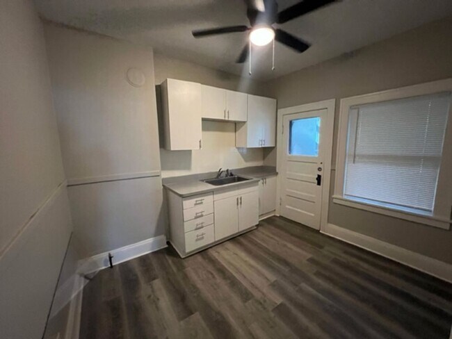 Foto del edificio - 8602 Bancroft Avenue