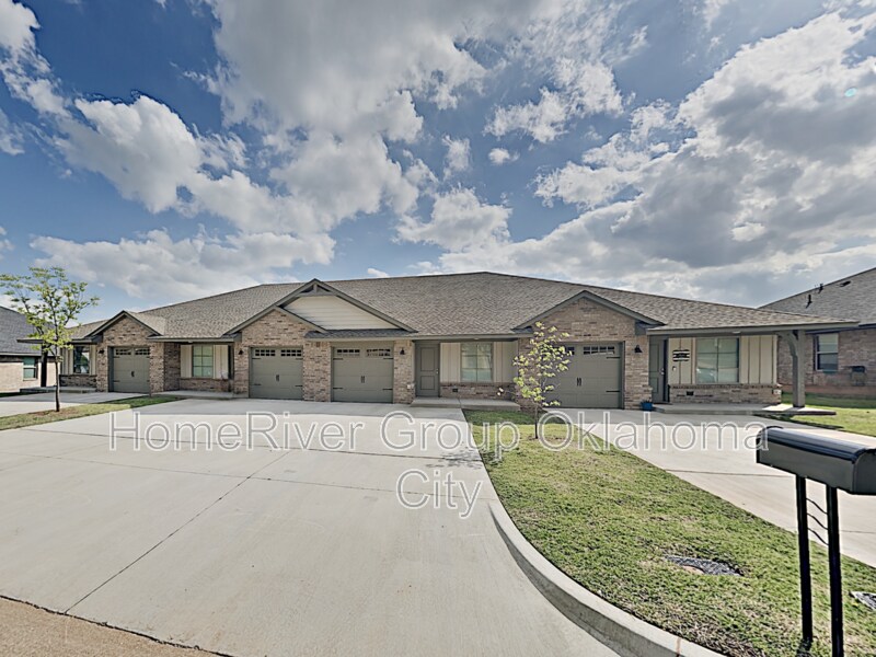 Primary Photo - 418 Vail Cir
