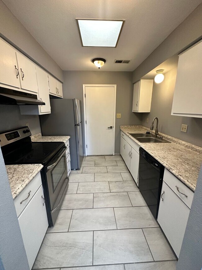 Building Photo - 3 Bedroom 2 Bathroom New flooring - Move i...
