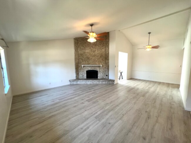 Building Photo - 2824 Stratford Ln