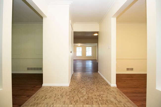 Building Photo - 2545 Amara Dr