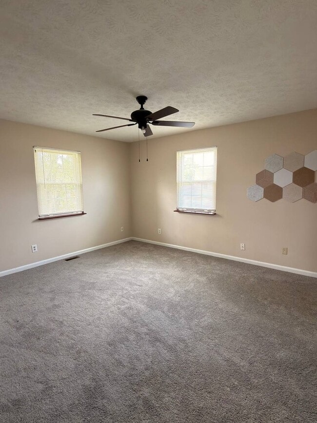 Building Photo - 3 bedroom 2.5 bath