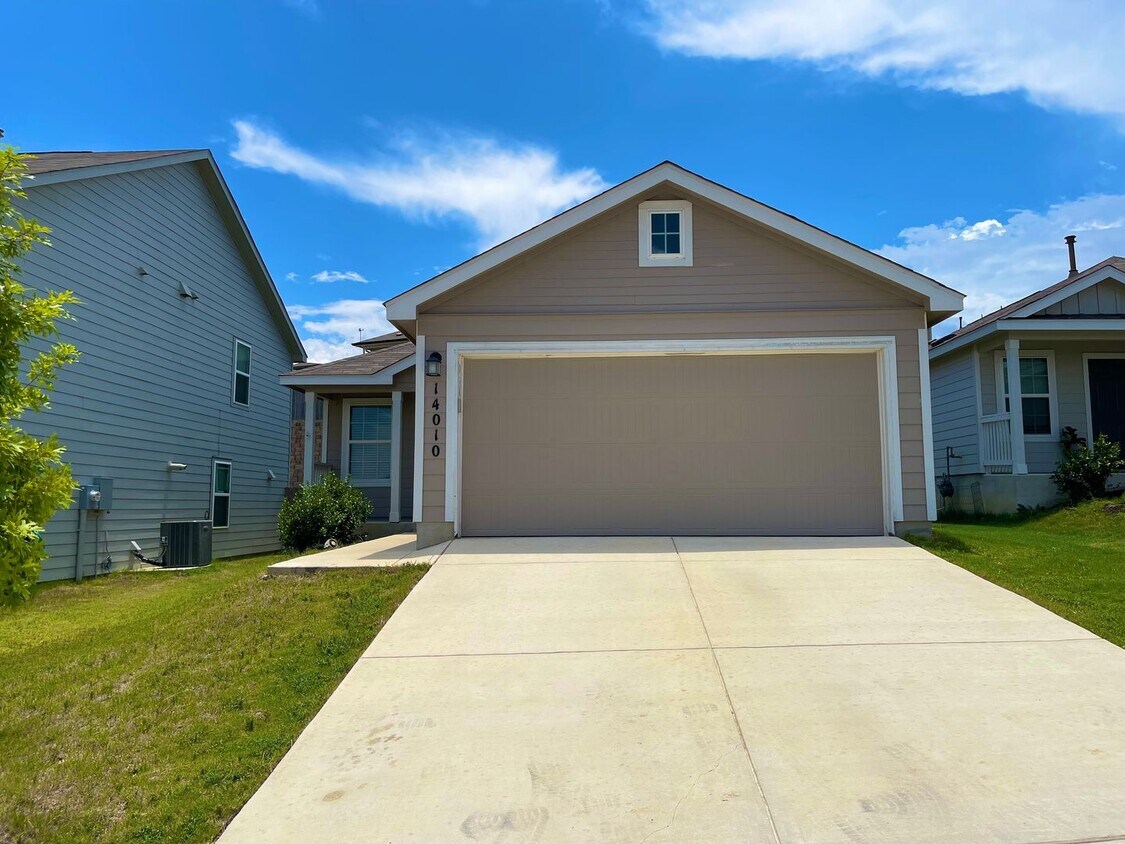 Primary Photo - Airy 1 Story Home in Silos!