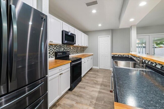 Foto del edificio - 6012 Flora Terrace