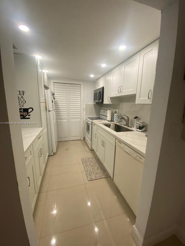 120 Lakeview Dr Unit 112, Weston, FL 33326 Condo for Rent in Weston