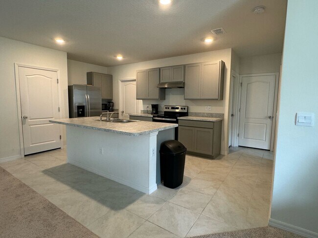 Building Photo - Beautiful 5 bedroom, 3 bath, 2 car garage ...