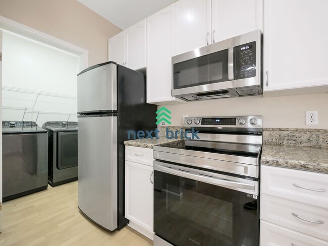 Building Photo - 2 Bed and 2.5 Bath Stunning Townhome is Av...