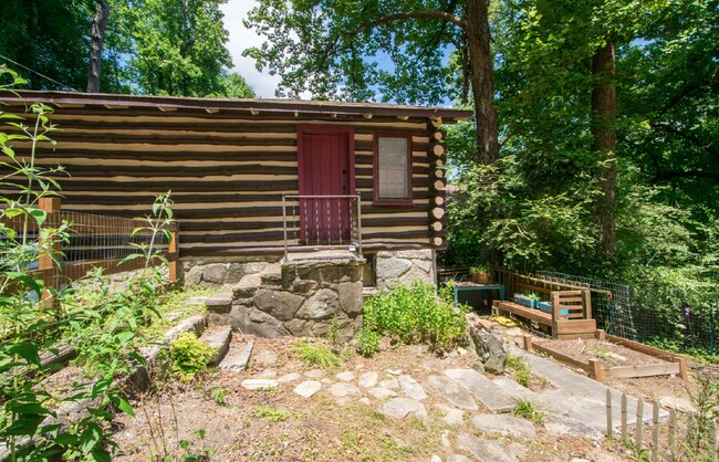 Building Photo - Laurel Park log home 3 bedroom 3 bathroom home.