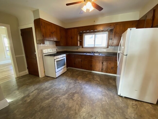 Foto del edificio - Spacious 3-Bed, 1.5-Bath—Covered Porch & E...