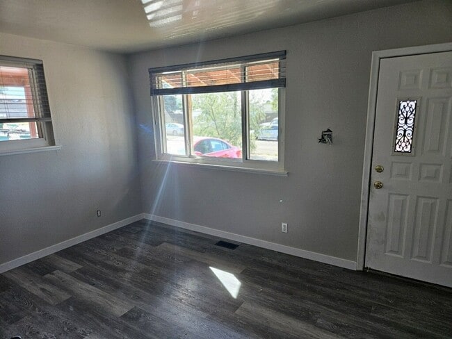 Building Photo - 1065 E 225 S