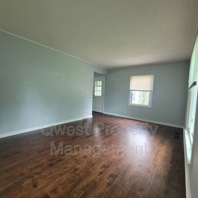 Building Photo - 1127 Eastmont Dr SE
