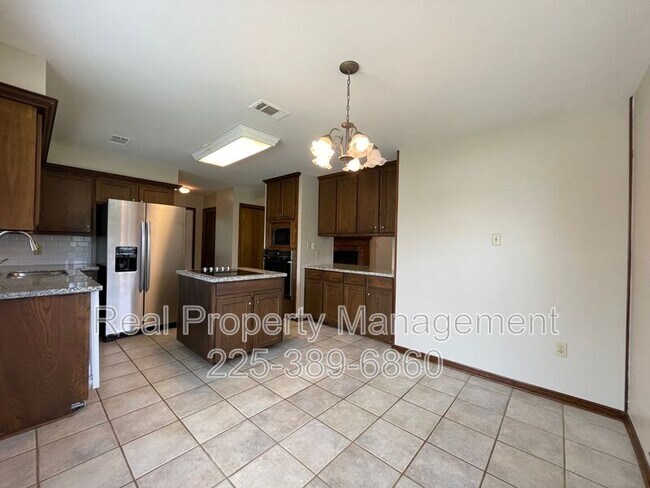 Building Photo - 2422 Riverside Dr