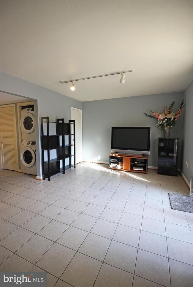 Foto del edificio - 7669 Somerset Ln