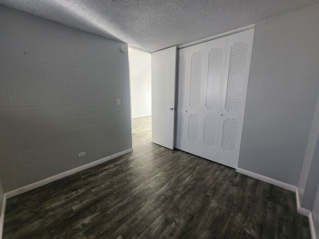 Building Photo - 2302