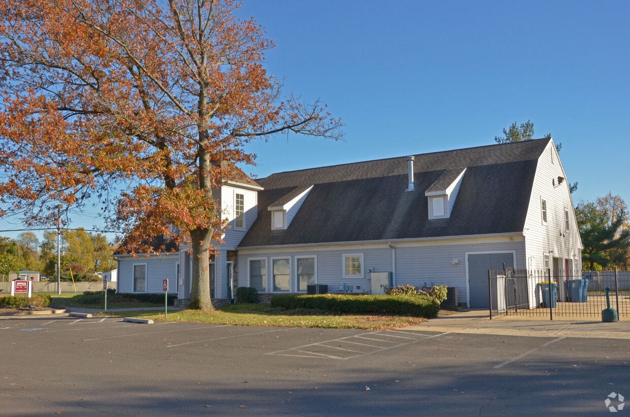 Pennwood Crossing Mobile Home Park Apartments in Morrisville, PA