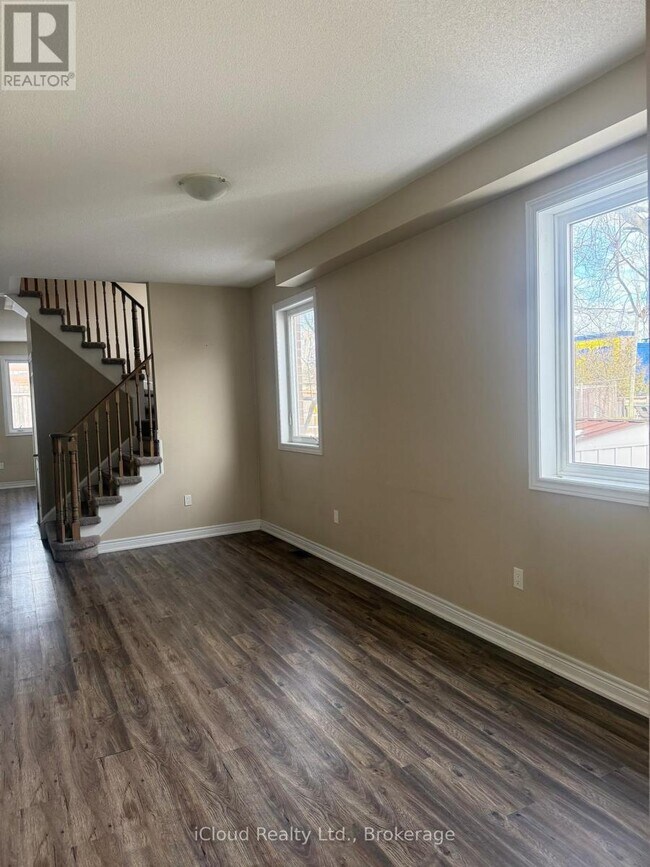 Photo du bâtiment - 294 Pine Ave