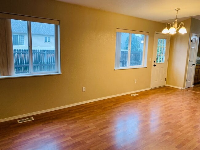 Building Photo - Single Level - 3 Bed - 2 Bath - Pet Friendly