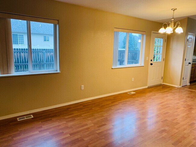 Foto del edificio - Single Level - 3 Bed - 2 Bath - Pet Friendly