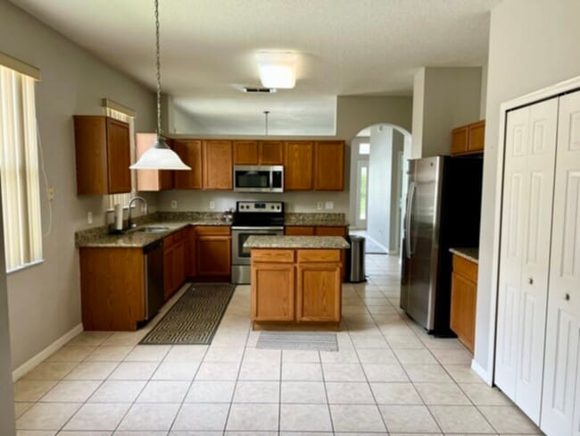 Building Photo - 4 bedroom 2 bath home Near UCF Lawn Servic...