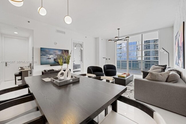 Foto del edificio - 15811 Collins Ave