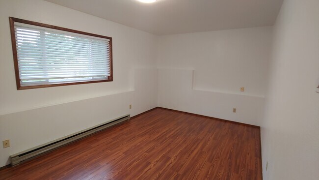 Bedroom / main - 9204 Emily Way